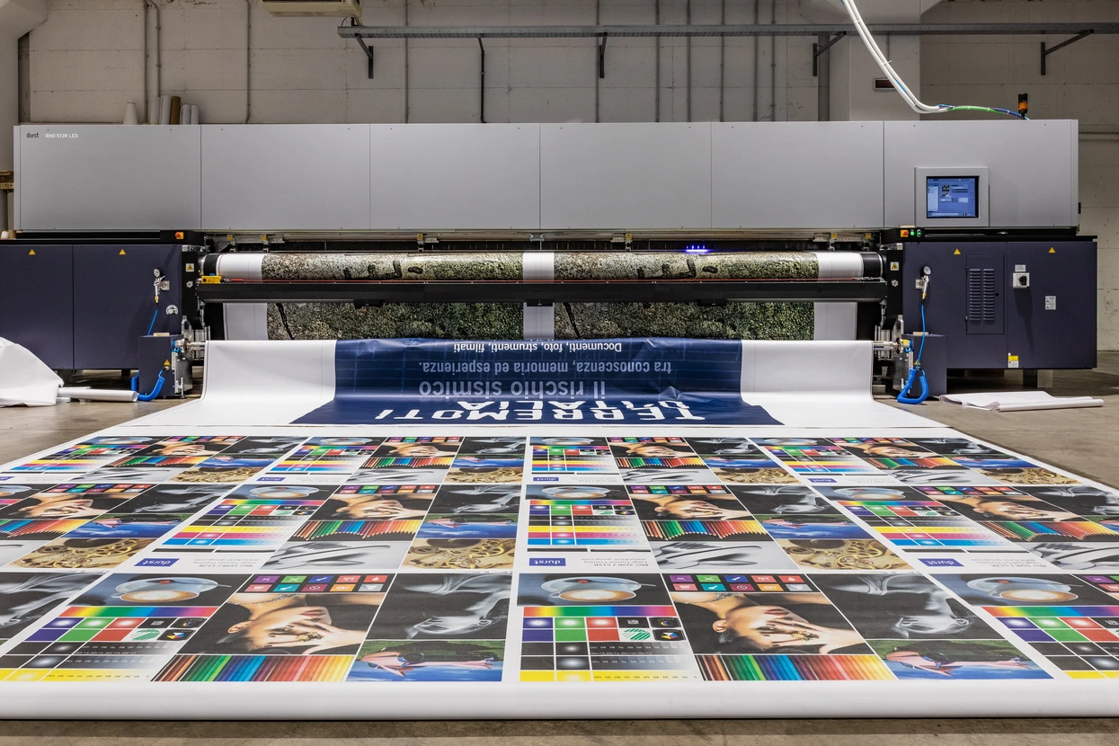 Atelier d'imprimerie industrielle avec machine d'impression grand format en fonctionnement