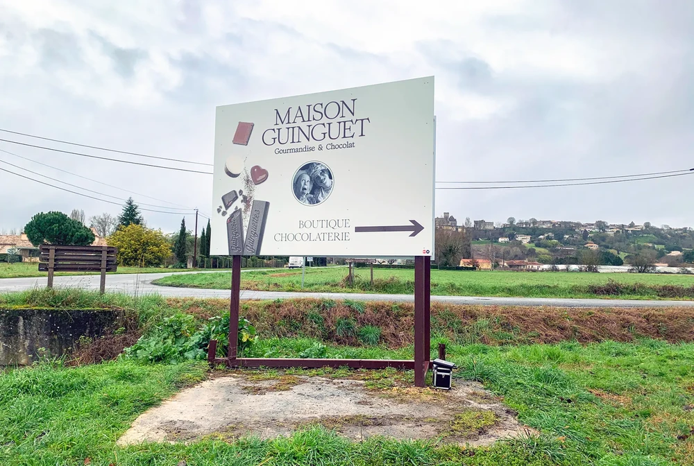 Panneau publicitaire extérieur pour Maison Guinguet, chocolaterie artisanale située en campagne française