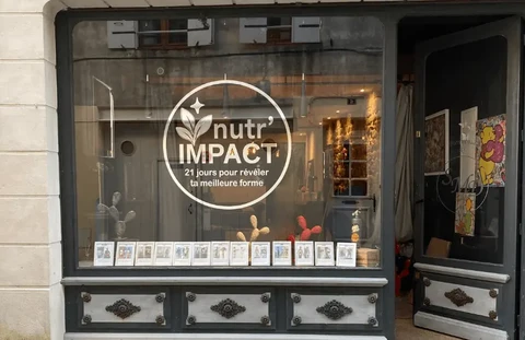Devanture commerciale avec vitrine transparente affichant le logo "nutr'IMPACT" et slogan "21 jours pour révéler ta meilleure forme"