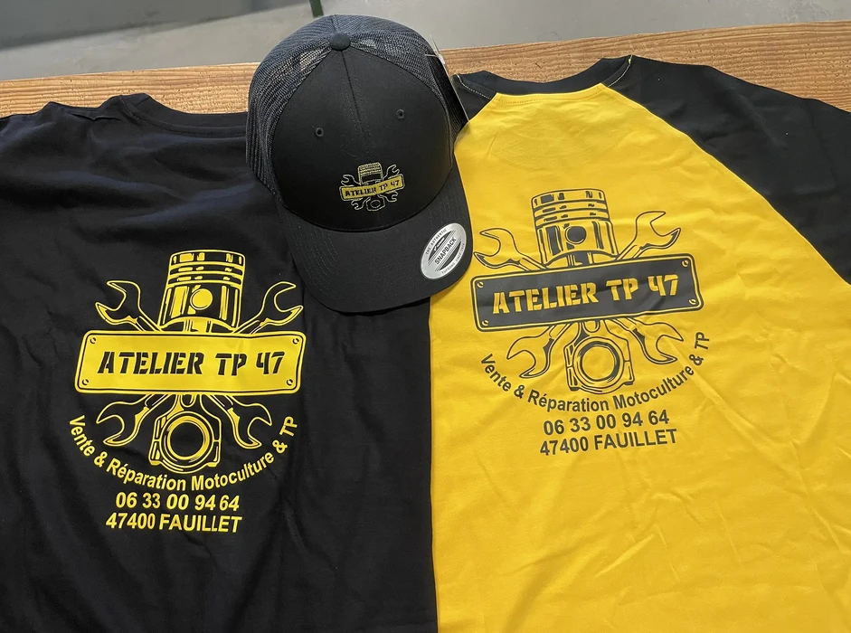 Espace de travail intérieur avec magazines ouverts empilés, pages colorées visibles