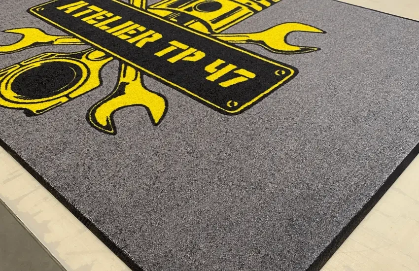 Personne assise sur un lit triant des photographies imprimées étalées sur surface blanche