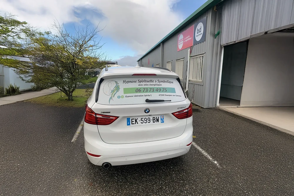 voitures 4x4 blanches alignées