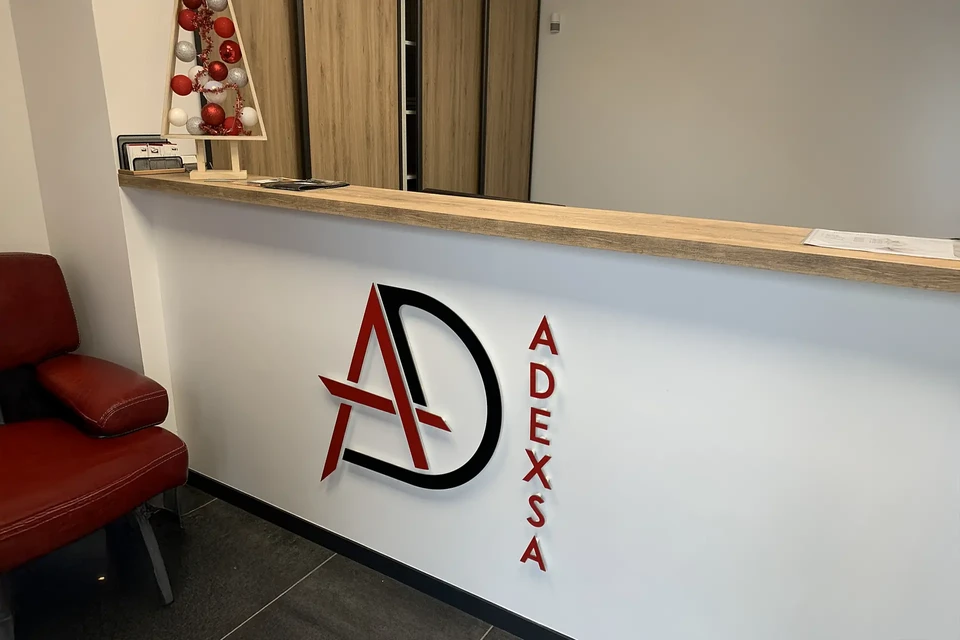 Espace intérieur neutre présentant des éléments graphiques de branding technologique