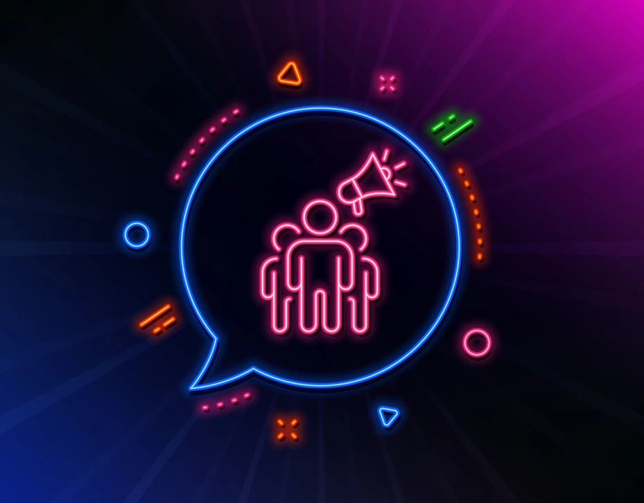 Main pointant vers graphique de croissance lumineux sur fond bleu foncé