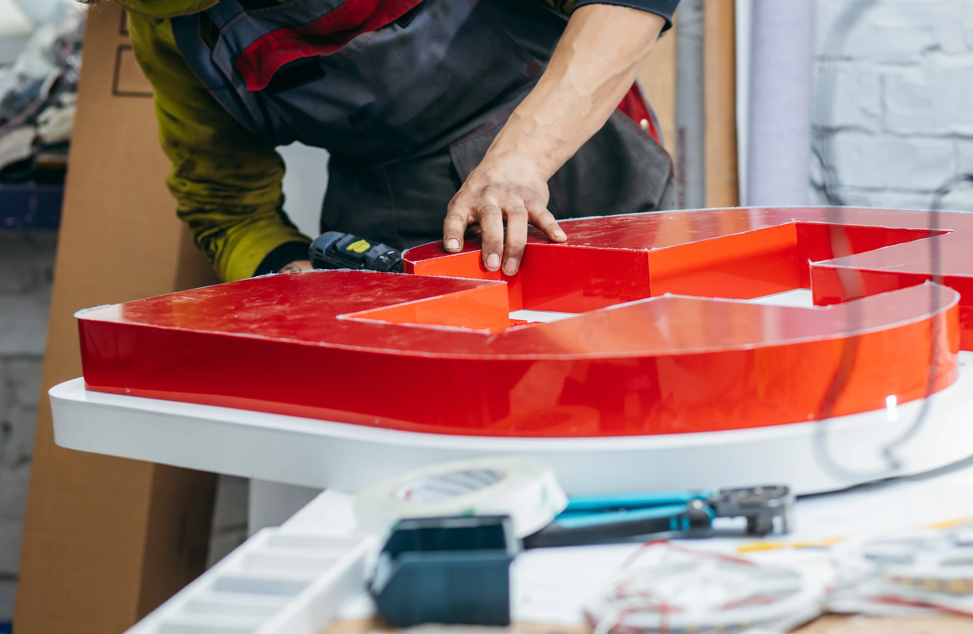 Enseigne commerciale "Carscount" montée sur façade de bâtiment moderne avec architecture géométrique