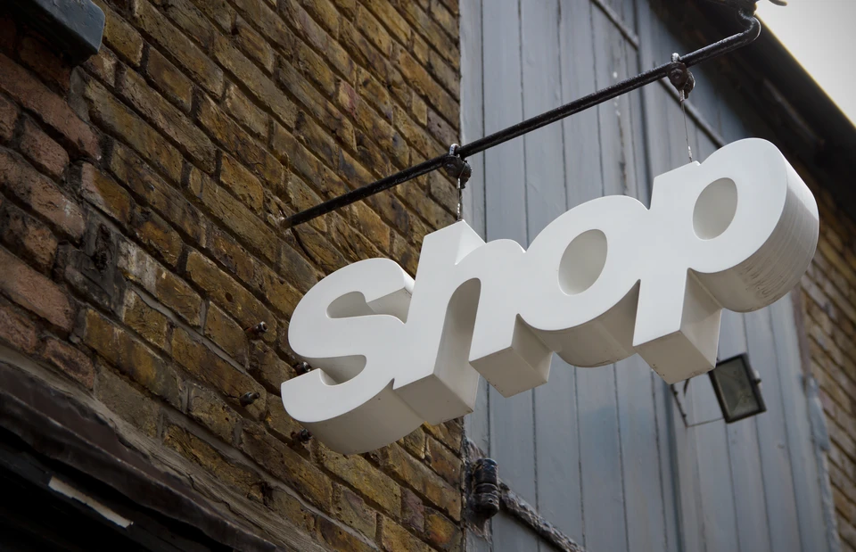 Scène d'intérieur industriel avec éclairage rouge intense illuminant des structures métalliques courbes et ondulées