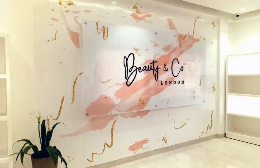 Création d'un stand d'exposition créatif blanc