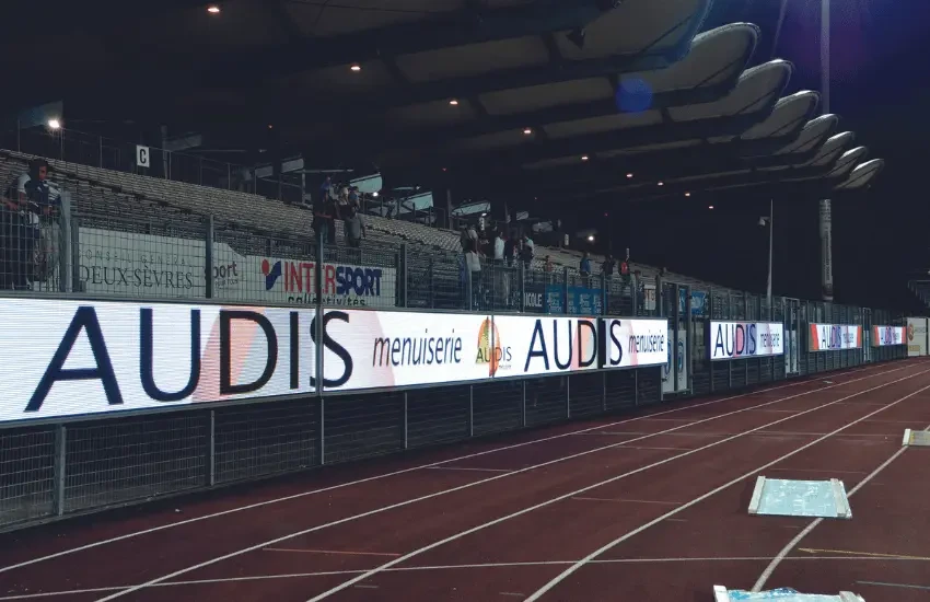 Devanture commerciale extérieure d'un magasin EASYCASH avec enseigne rouge et blanche sur façade orange