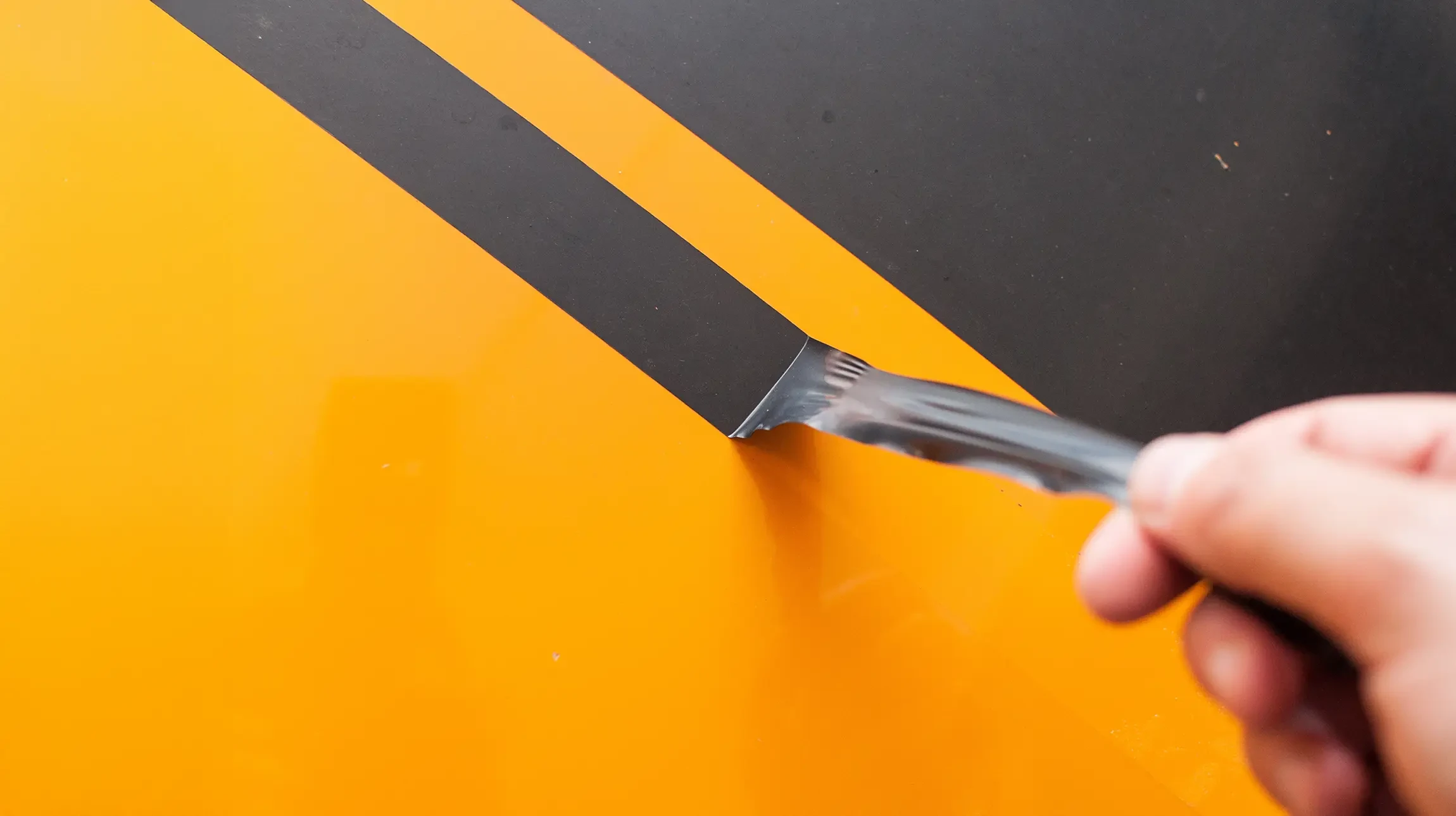 Scène intérieure de concession automobile avec poignée de main entre une cliente en manteau rose et un vendeur en costume gris