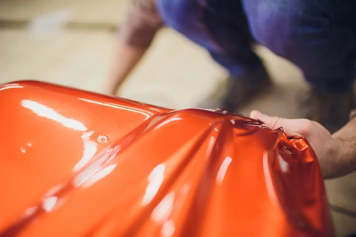 Les mains travaillent sur le site web ou l'application, la conception et la programmation de l'interface utilisateur